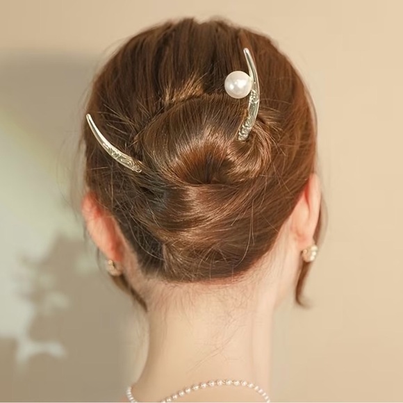 Accessories - Elegant gold  Hairpin with Pearl Accent